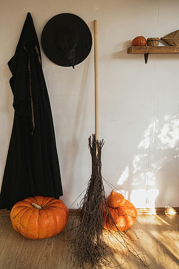 halloween sisustus, oranssi kurpitsa, musta noitapuku, Noita luuta, noita hattu, syksyn juhlat, sisätilojen Halloween, Halloween-aiheinen sisustus, kurpitsat sisätiloissa, Halloween-koristeet, noita puku