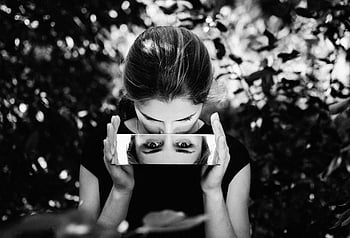 fotografie ve stupních šedi, Dívka v černé košili, černobílý portrét, Žena hledí zrcadlo, Venkovní reflexe, umělecká fotografie, Monochromatický obrázek, zrcadlový odraz, venkovní portrét, Žena venku, Černá košile