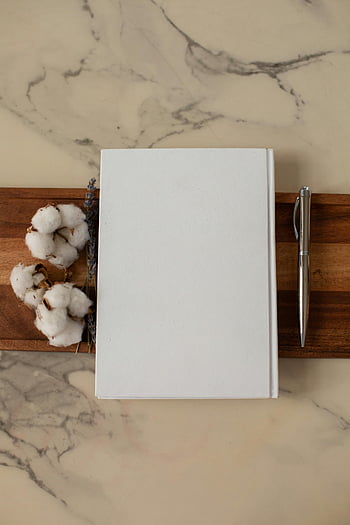 bloc-notes à blanc, fleurs de coton, Journal blanc minimaliste, planche de bois, projets créatifs, vue de dessus, bloc-notes blanc, décoration de coton, Journal avec coton, surface en bois, fond de marbre