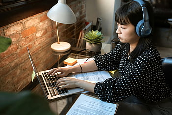 donna, Polka dot in bianco e nero, maglia a maniche lunghe, macbook air, cuffie, Office di casa accogliente, luce naturale, focalizzata, lavoro, il computer portatile, Configurazione dell'ufficio di casa