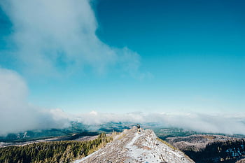 letecké snímkování, hory, Snowy Mountain Ridge, osamělý turista, rozsáhlé krajiny, modrá obloha, horský výhled, venkovní dobrodružství, přírodní scenérie, vysoká nadmořská výška, pohled