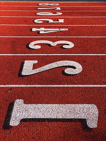 numeri a terra, pista da corsa, corsie numerate, colpo del primo piano, Vancouver Bc, scatto verticale, Traccia i numeri, segni di corsia, pista atletica, campo sportivo