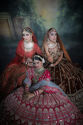Tradiční Lehenga, svatební šaty, elegantní pózy, Ozdobené šperky, tři ženy, tradiční oděv, Kulturní móda, svatební opotřebení, Etnický styl, Indická móda, Lehenga Choli