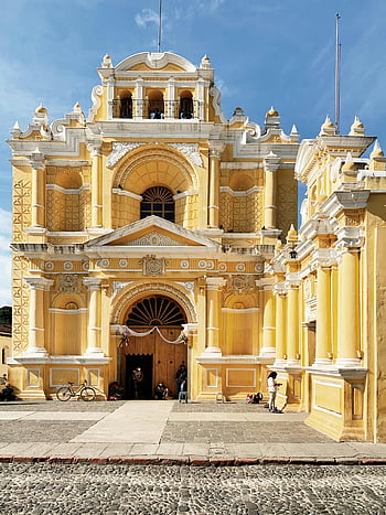 San Pedro Hospital, antigua guatemala, Historická žlutá katedrála, koloniální architektura, Architektura Antigua Guatemala, žlutá fasáda, koloniální budovy, Antigua orientační body, Guatemalská historie, koloniální styl, Antigua cestovní ruch