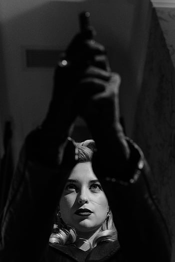 film noir, femme fatale, sort og hvid, pistol, lav vinkel, Mystisk kvinde, noir stil, kanon, sort og hvid fotografering, dramatisk belysning, vintage stil