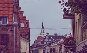 Historická evropská ulice, Okouzlující architektura, Červené střechy, cihlové budovy, Street View, staré Město, Evropské město, kostelní věž, městské krajiny, Tradiční budovy, pouliční scény