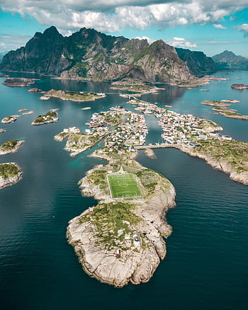 αεροφωτογράφηση, νησιά, Χωριό Henningsvær, lofoten, Νορβηγία, εκπληκτική κεραία, γύρω νησιά, παραθαλάσσιο χωριό, ορεινό τοπίο, τυρκουάζ νερό, γήπεδο ποδοσφαίρου