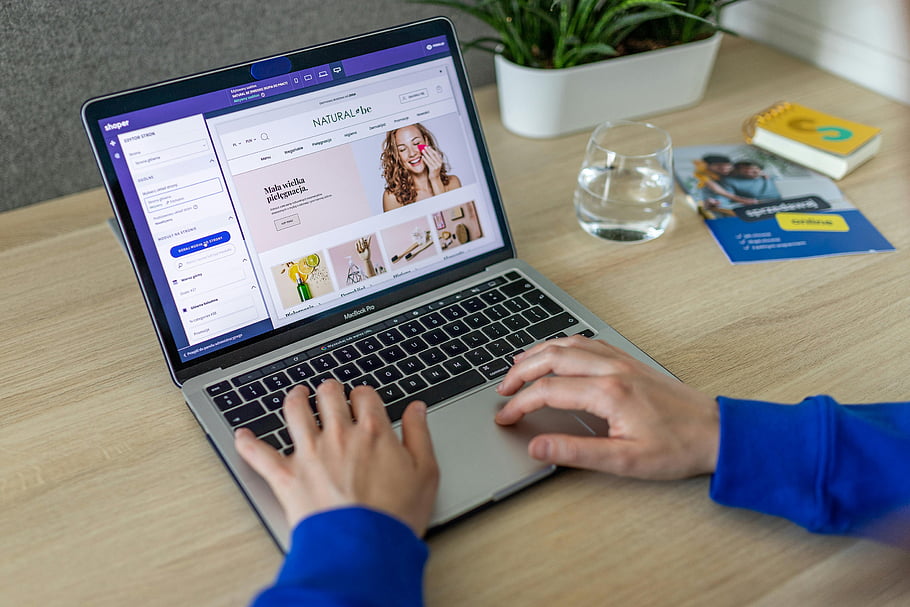 laptop, Webové stránky elektronického obchodování, Platforma Shoper, Grafický editor, moderní kancelář, ruce psaní, internetový obchod, digitální marketing, webový design, stránka produktu, Online nakupování