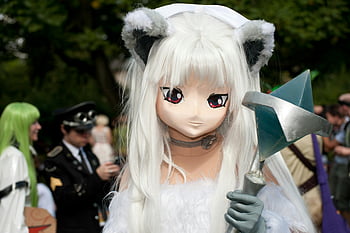 anime charakter, cosplay, Unikátní kostým, Venkovní úmluva, nápadný charakter, Bílá paruka, kočičí uši, událost cosplay, Nastavení úmluvy, Anime cosplay, cosplay outfit