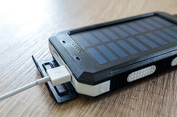 بنك الطاقة الشمسية،  الشاحن الشمسي الأسود،  اتصال USB،  سطح خشبي،  التقنية الحديثة،  شاحن الطاقة الشمسية،  قريب،  شاحن محمول،  لوحة شمسية،  صديقة للبيئة،  أداة للشحن