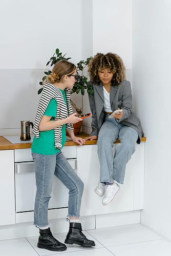 ženy, konverzace, smartphony, moderní kancelář, ležérní oblečení, neformální chatování, Nastavení kanceláře, dvě ženy, chytré telefony, příležitostná kancelář, moderní pracoviště