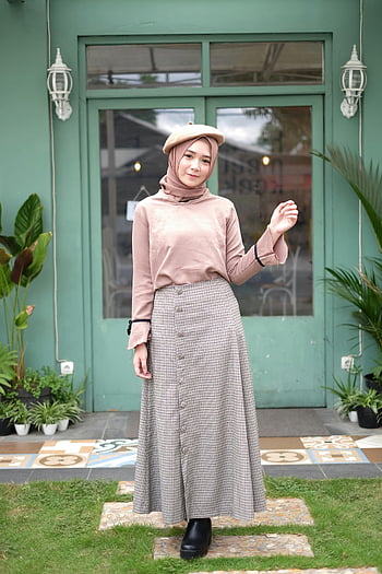 nő pózol, hijab divat, szerény stílus, réceajtó, elegáns ruha, modern hidzsáb, elegáns nő, kültéri divat, kockás szoknya, hosszú ujjú, beret kalap