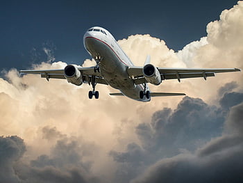 bílá a červená rovina, mraky, fotografování s nízkým úhlem, letoun, nebe, letadlo, let, letectví, komerční letadlo, jetliner, cestovat