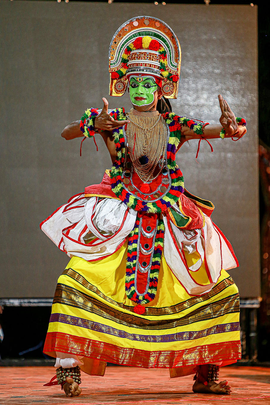 Ottan Thullal, tradiční kostým, Kerala Dance, Barevný výkon, Kulturní oděv, indický tanec, Tradiční make -up, kulturní dědictví, lidový tanec, živý kostým, Tradiční šperky