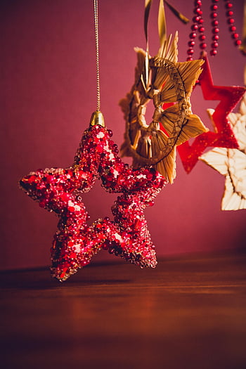 Ornament Czerwonej i Złotej Gwiazdy, Ozdoby świąteczne, ciepłe odcienie, Świąteczna atmosfera, lśniące ozdoby, zdjęcie zbliżenie, dekoracje świąteczne, czerwona gwiazda, złota Gwiazda, świąteczny wystrój, świąteczne ozdoby