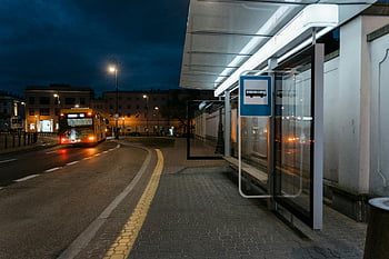 fermata dell'autobus, vista notturna, fermata dell'autobus vuota, autobus urbano, autobus in avvicinamento, scena di strada, fotografia notturna, notte urbana, pensilina, luci della città, paesaggio urbano notturno