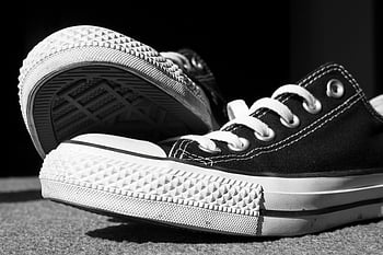 Top rendah hitam, Sepatu Sneakers Canvas Klasik, foto hitam dan putih, sepatu kets yang bergaya, Tekstur disorot, sepatu kets hitam, tali putih, sepatu kanvas, sepatu kets rendah, fotografi monokrom, tekstur sepatu