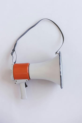 megafoni, valkoinen pinta, Retro-tyylinen megafoni, hihna, valkoinen tausta, minimalistinen, taiteellinen visuaalinen, oranssi megafoni, vintage megafoni, viestintälaite, valkoinen megafoni