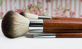 make-up štětce, detailní fotografie, květinové pozadí, Témata krásy, Podrobný detail, make-up nástroje, Kosmetické příslušenství, kosmetické štětce, kosmetické výrobky, Aplikace make-upu, fotografování krásy
