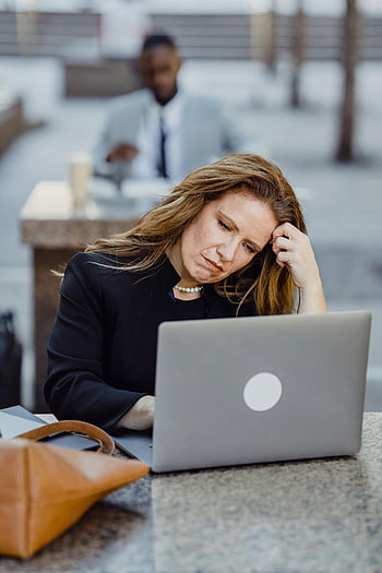 kontorarbejdere, bærbare computere, gård, forretningskvinde, langt rødt hår, understregede, arbejder udendørs, udendørs arbejde, Professionel omgivelse, balance mellem arbejde og fritid, fjernbetjening