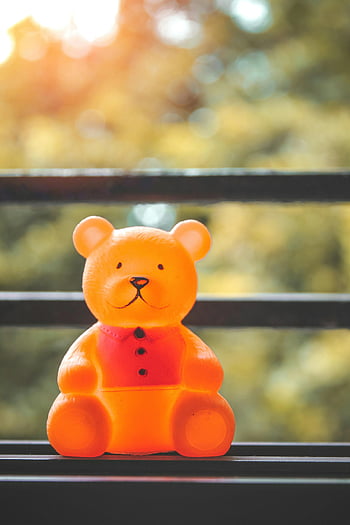 žlutý medvěd, Hračka medvídka, Sluncem bokeh, dětská témata, hravé nastavení, rozkošný mechanický medvěd, žlutý medvídek, lavice, venkovní nastavení, Roztomilá hračka, bokeh pozadí