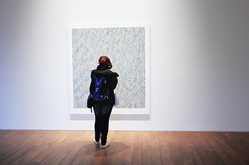 žena, batoh, barevné malování, galerie umění, montáž na stěnu, pozorovatel, krytý, dřevěná podlaha, bílé zdi, umělecká výstava, návštěvník