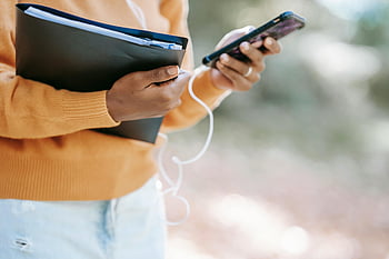 wanita hitam, smartphone, map, di luar rumah, Pakaian Kasual, menggunakan smartphone, memegang folder, wanita di luar ruangan, penggunaan teknologi, kehidupan sehari-hari