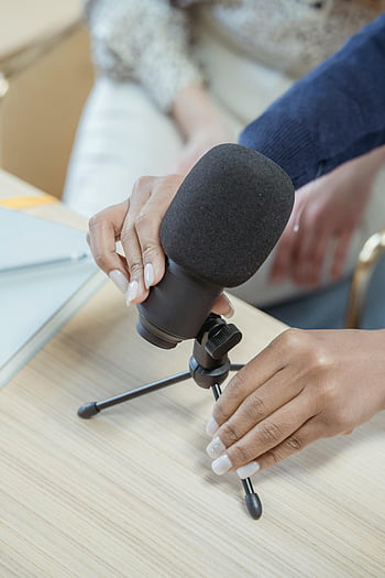 podcasting, Nastavení mikrofonu, Detailní ruce, černý mikrofon, nahrávání podcastů, studiové nahrávání, nastavení stolu, žena ruce, Podcast zařízení, zvukový záznam, studiový mikrofon