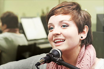Žena zpívající hudbu, přitažlivý, krása, bruneta, tvář, móda, ženský, mikrofon, výkon, osoba, portrét