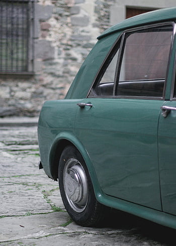 blaugrünes Auto, Oldtimer, klassisches Auto, geparktes Auto, Steinpflaster, Teal Classic Car, Vintage Teal Car, Klassisches blaugrünes Auto, geparktes Vintage -Auto, geparktes Oldtimer, Steinstraße