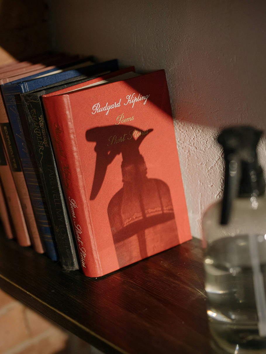 organizované knihy, regál, Umělecký stín, Vintage atmosféra, Rudyard Kipling, básně, Povídky, kniha kolekce, Dekor police, Čtení Nook, literární výzdoba