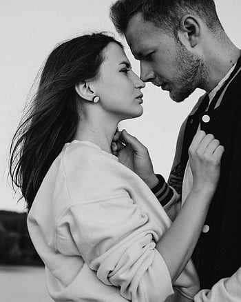 a bílá, pár, romantický okamžik, mladý pár, Nabídný portrét, dívali se na sebe, černobílé fotografie, romantický pár, intimní okamžik, Černobílý pár, romantická černá a bílá