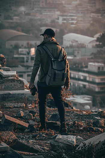 uomo che tiene la fotocamera, contesto urbano, sfondo di paesaggio urbano, Esplorare la città, fotografo, zaino, fotografia all'aperto, fotografia di viaggio, uomo con la macchina fotografica, esplorazione urbana, vista della città
