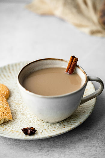 chai latté, λευκό κύπελλο, καφέ υγρό, κανέλα κανέλας, κεραμικό κύπελλο, παρήγορο ποτό, γλυκάνισο, άνετο ποτό, ώρα για τσάι, ζεστό ρόφημα, ζεύγος σνακ