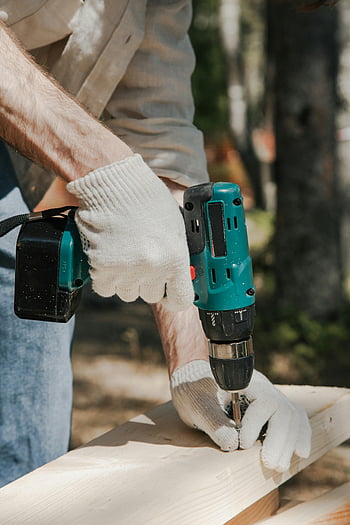 stavební dělník, Aku vrtačka, dřevěný panel, ochranné rukavice, venkovní práce, ruční vrtačka, zpracování dřeva, diy projekt, nářadí, tesařství, Bezpečnostní vybavení