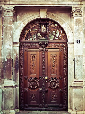 hnědé dřevěné dveře, Složité vyřezávané, Vintage dřevěné dveře, Podrobný oblouk, dekorativní prvky, starožitné dveře, zdobené dveře, architektonické detaily, historické dveře, Klasický design, vinobraní architektura