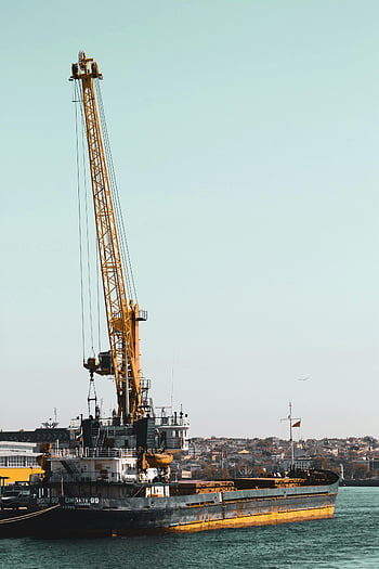 kargo gemisi, siyah ve sarı vinç, İstanbul limanı, Endüstriyel lojistik, demirledi gemi, Liman Lojistik, denizcilik endüstrisi, gemi Sanayi, liman işlemleri, sarı vinç, kargo lojistik