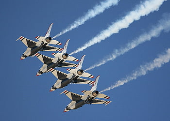 Pesawat jet hitam dan putih, jet tempur, Formasi udara, jalur uap, langit biru jernih, terbang presisi, Pesawat jet, kinerja udara, pesawat militer, Tampilan Langit, acara penerbangan