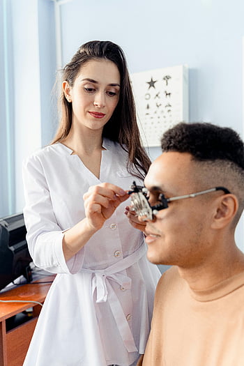 optometrista, examen ocular, lente de prueba óptica, paciente masculino, Doctora, tabla de Vision ocular, Profesional médico, prueba de visión, cuidado de ojos, cuidado de la salud, entorno clínico