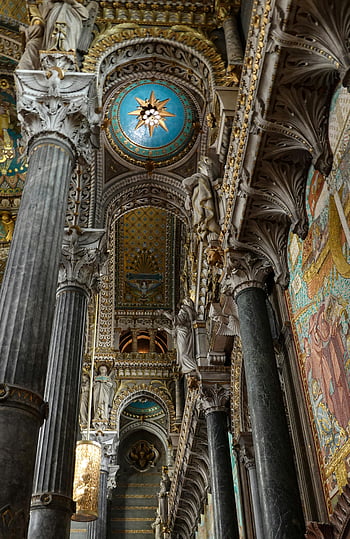 Basilika Notre Dame de Fourvière, Gothic Church Interieur, Lyon, komplizierte architektonische Details, lebendige Mosaike, Froschperspektive, Innenraum der Kirche, religiöse Architektur, Verzierter Design, historische Kirche, religiöse Kunst