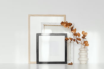 getrocknete Eukalyptusblätter, Keramikvase im nordischen Stil, Minimalistische Zusammensetzung, Bilderrahmen, weiße Keramikvase, eleganter Minimalist, getrocknetes Eukalyptus, Keramikvase, minimalistisches Dekor, weiße Vase, Bildrahmendekor