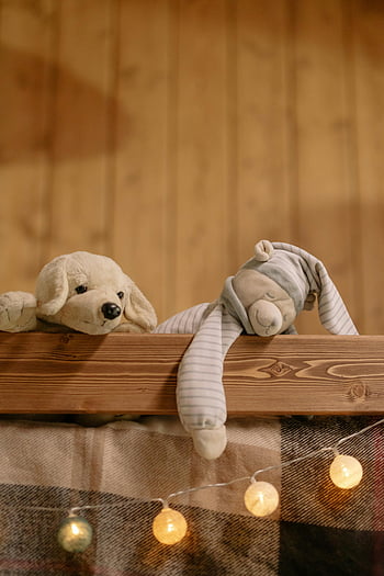 ของเล่นตุ๊กตา, พื้นผิวไม้, ห้องนอนชนบท, ไฟสตริงอ่อน, สภาพแวดล้อมที่อบอุ่น, ตุ๊กตาสัตว์, บรรยากาศสบาย ๆ, หมีเท็ดดี้, ตุ๊กตาช้าง, ไฟสตริง, พื้นหลังไม้