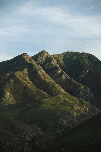 Zelený horský svah, Lush pohoří, svítání, knysna, Jižní Afrika, klidný pohled, horské vrcholy, přírodní krajina, zelené kopce, skalnatý terén, ranní světlo