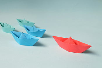 종이 보트, 단단한 표면, 다채로운 종이 접기, 리더십 개념, 팀워크 개념, 빨간 종이 보트, 블루 페이퍼 보트, 배열, 지도, 팀워크, 종이 접기 보트