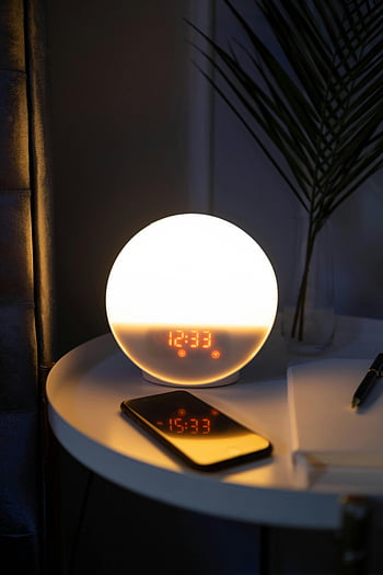 Wecker, Smartphone, Beistelltisch, glühendes Licht, Gemütliche Atmosphäre, minimalistisches Design, Nachtszene, Digitaler Bildschirm, moderne Einrichtung, Nachttisch, Umgebungsbeleuchtung