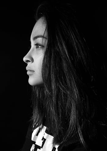 volto di donna, bianco e nero, profilo laterale, capelli lunghi, sfondo scuro, Ritratto monocromatico, profilo femminile, alto contrasto, fotografia artistica, fotografia in bianco e nero, vista laterale della donna