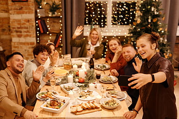 Yılbaşı yemeği, aile toplantısı, bayram süslemeleri, neşeli yüzler, Selfie anı, Tatil Kutlaması, yemek masası, Noel ağacı, aile selfie, şenlikli atmosfer, neşeli aile
