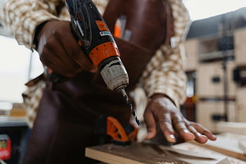 man met elektrische boor, ambachtsman, boormachine, houten plank, werkplaatsinstelling, houtbewerking, elektrisch gereedschap, timmerwerk, diy project, handgereedschap, bouw