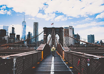 Brooklynin silta, New Yorkin siluetti, rakennustyöläinen, mies kävelee, ikoninen näkymä, kaupunkimaisema, kaupunkikuvan, sillan kävelytie, työmaa, turvaliivi, kaupungin arkkitehtuuri