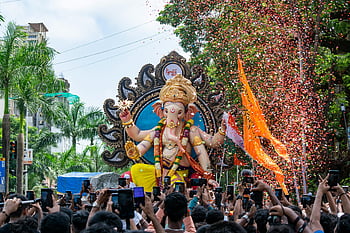 Kurla Cha Maharaja 2024, Ganesh Chaturthi, Mumbai, grand Ganesha statue, joyful crowd, vibrant celebration, confetti, festival, Indian culture, religious event, traditional celebration
